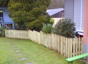 Gartenzaun mit Senrechtlatten